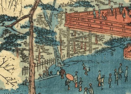 Krāsainā japāņu ksilogrāfijā attēlots dārza skats ar cilvēkiem, kas pastaigājas un pulcējas pie paaugstinātas koka terases starp kokiem un ūdenstilpi.