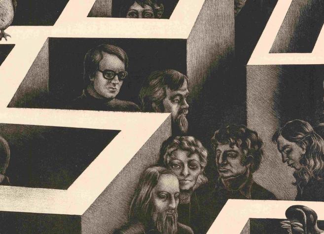 Grafiska melnbalta kompozīcija ar cilvēku portretiem, kas izvietoti ģeometriskā, labirintam līdzīgā telpiskā struktūrā, radot noslēgtības, dezorientācijas un kolektīvas domas plūsmas iespaidu.