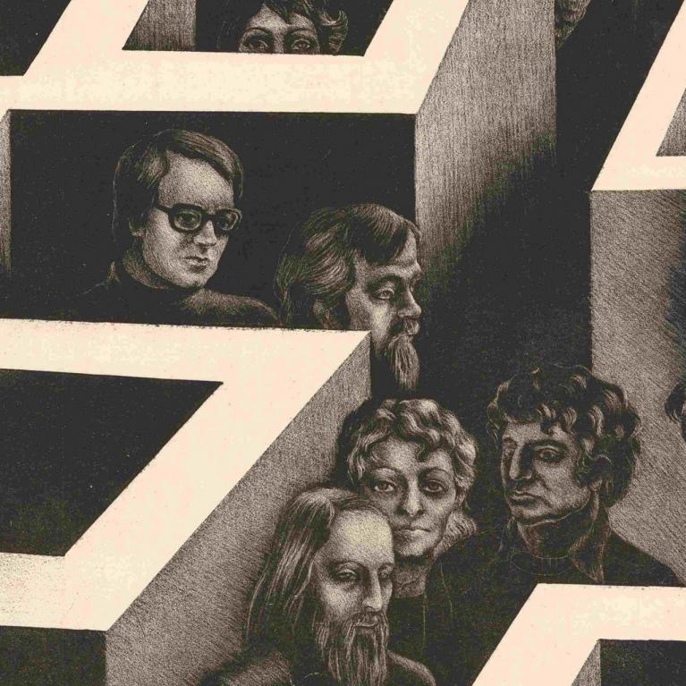 Grafiska melnbalta kompozīcija ar cilvēku portretiem, kas izvietoti ģeometriskā, labirintam līdzīgā telpiskā struktūrā, radot noslēgtības, dezorientācijas un kolektīvas domas plūsmas iespaidu.