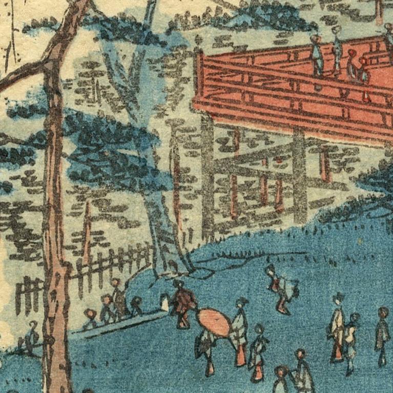 Krāsainā japāņu ksilogrāfijā attēlots dārza skats ar cilvēkiem, kas pastaigājas un pulcējas pie paaugstinātas koka terases starp kokiem un ūdenstilpi.