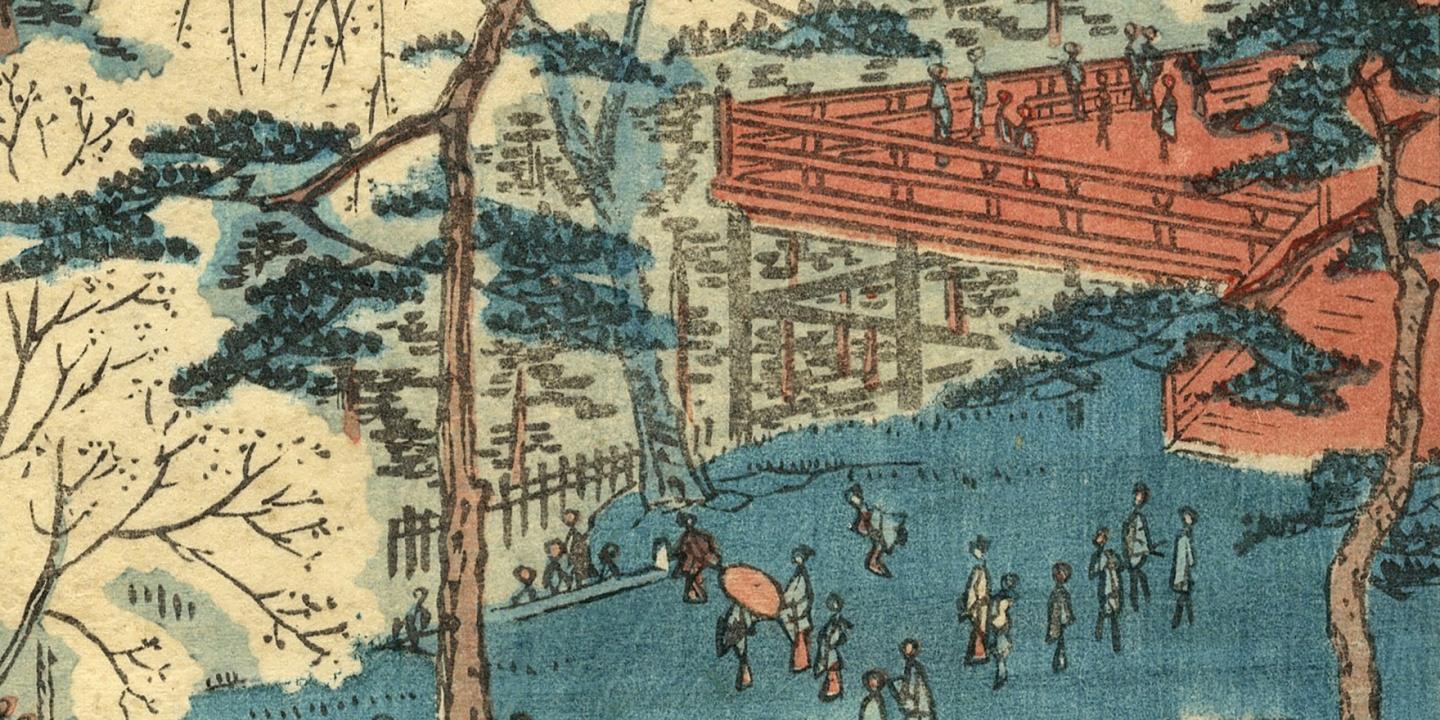 Krāsainā japāņu ksilogrāfijā attēlots dārza skats ar cilvēkiem, kas pastaigājas un pulcējas pie paaugstinātas koka terases starp kokiem un ūdenstilpi.