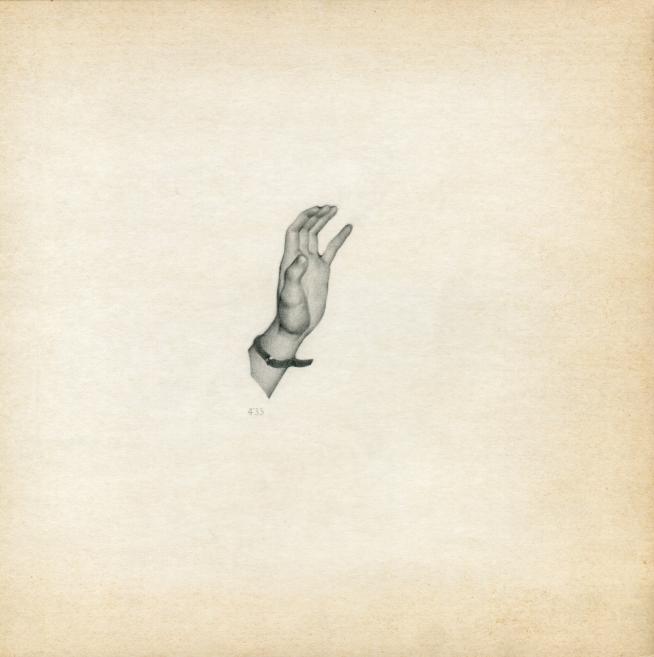 Uz gaiša, tukša fona attēlota detalizēti zīmēta pacelta roka ar viegli saliektiem pirkstiem.