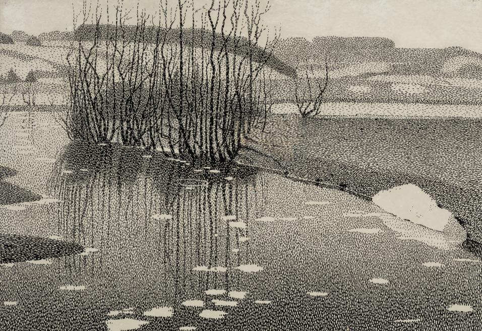 Melnbalts grafikas darbs ar punktējumu attēlo klusu ainavu ar ūdenstilpi un kailiem kokiem krastā.