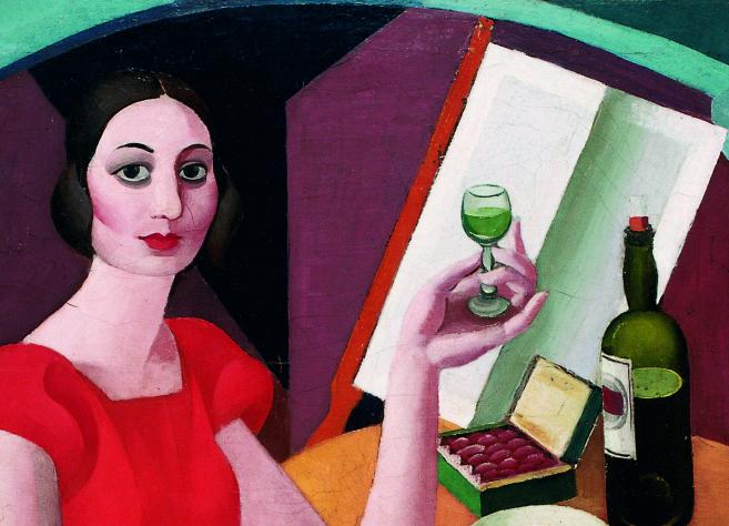 Glezna ar sievieti sarkanā kleitā, kura sēž pie galda un tur rokā glāzi ar zaļganu dzērienu, blakus novietota pudele un atvērta konfekšu kārba.