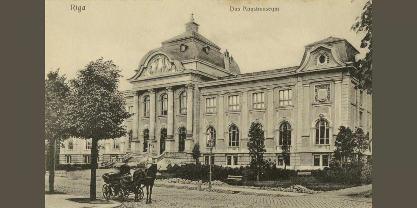 Vēsturiska atklātne ar Rīgas Mākslas muzeja ēku un zirga pajūgu pie tās ieejas ap 1905.–1910. gadu.