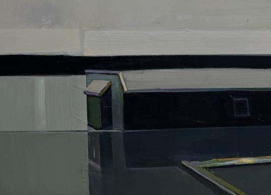 Abstrakta ainava ar horizontālām pelēku un tumšu toņu plaknēm, priekšplānā vienkāršotas arhitektoniskas formas.