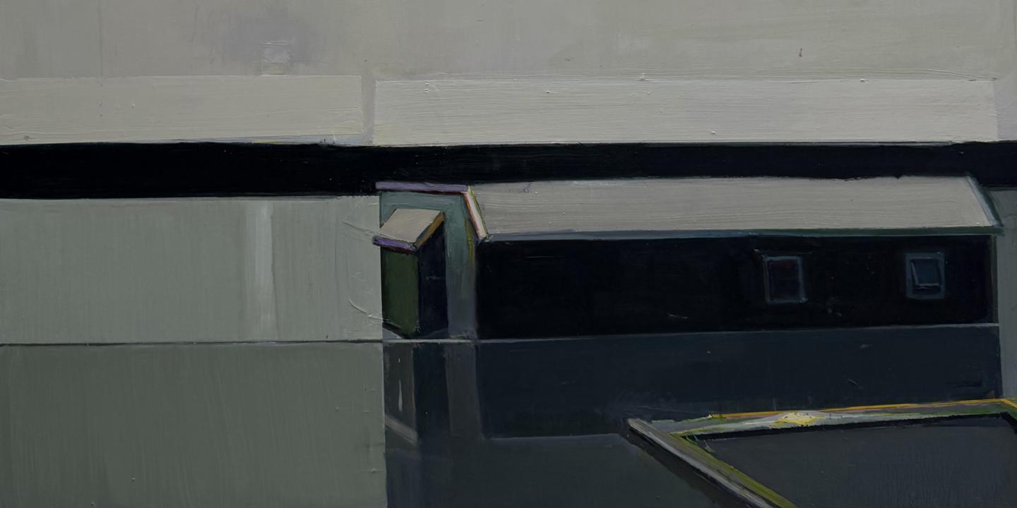 Abstrakta ainava ar horizontālām pelēku un tumšu toņu plaknēm, priekšplānā vienkāršotas arhitektoniskas formas.