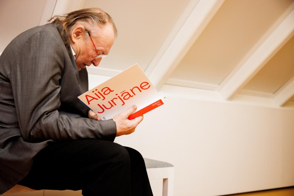 The exhibition visitor reads the catalog.