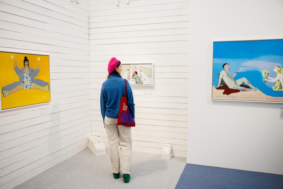 Exhibition visitor with a pink hat.